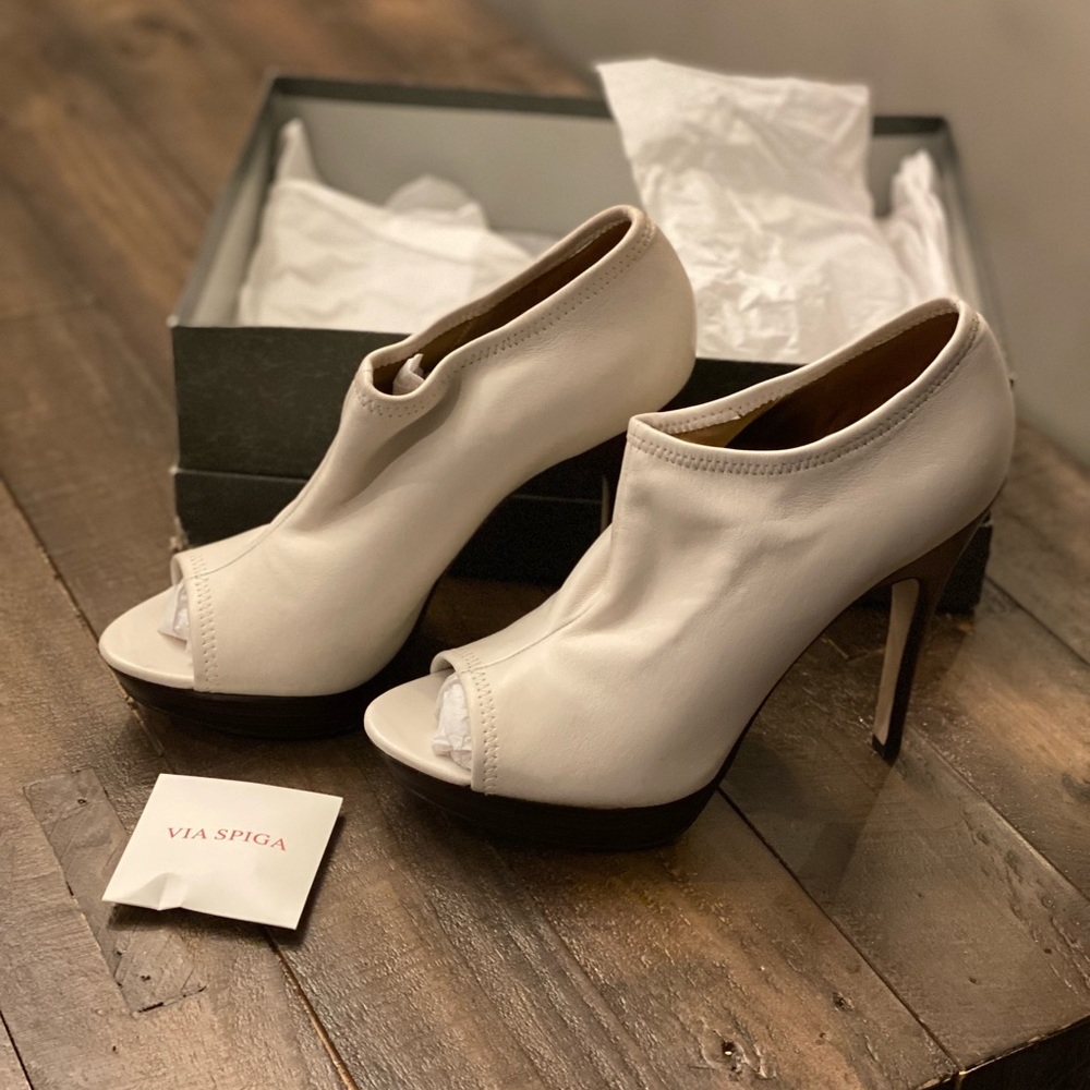 Via Spiga Elvis leather bootie pump